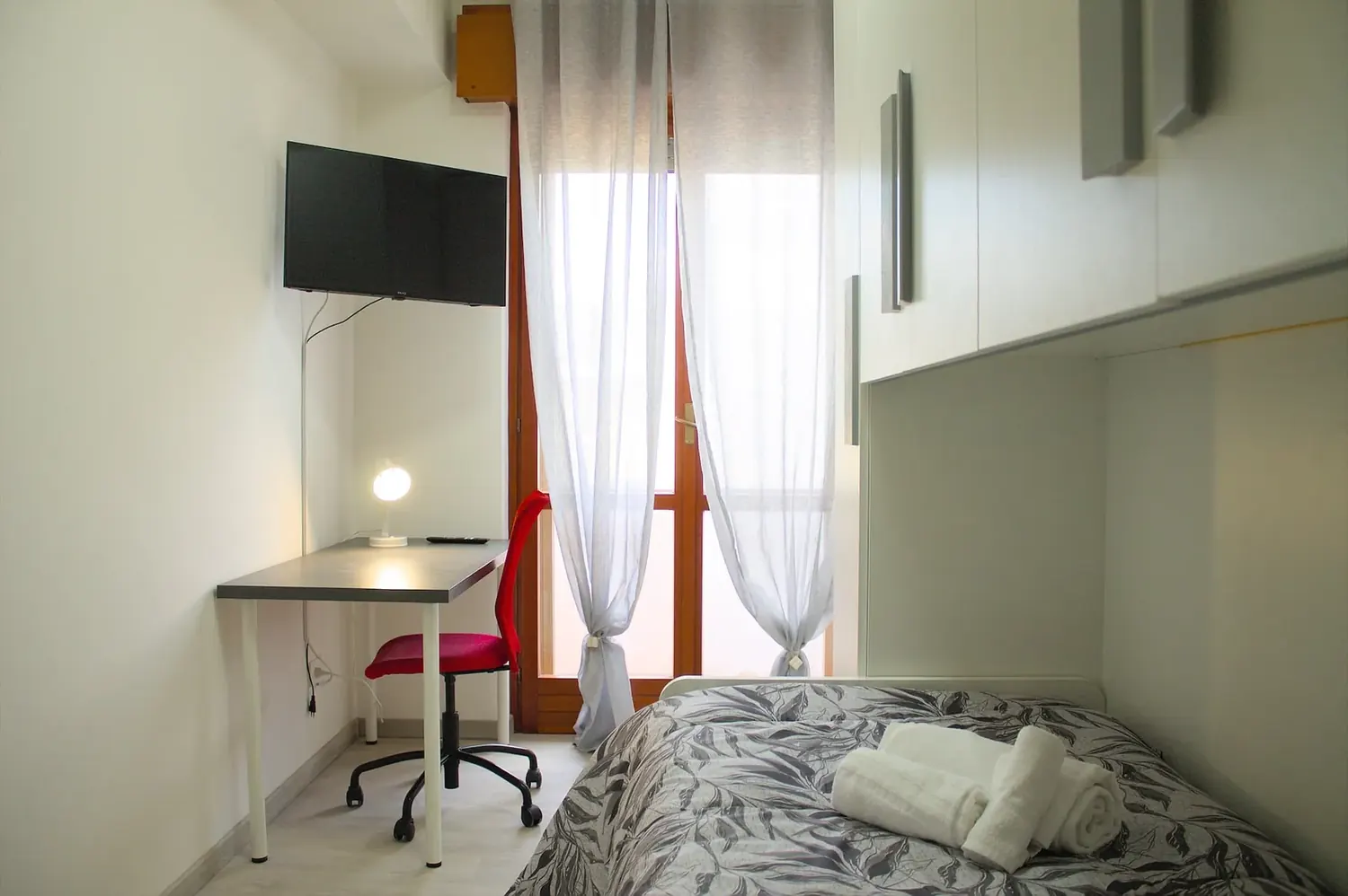 Camera 4 con scrivania e TV &mdash; Maryjoansapartment