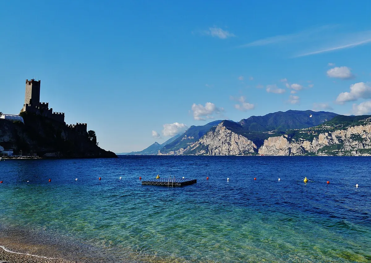 Il castello scaligero di Malcesine sul Lago di Garda con le montagne dietro