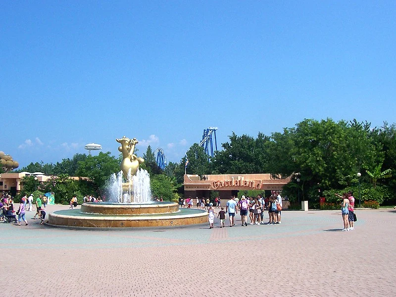 La fontana all'ingresso di Gardaland con le montagne russe sullo sfondo