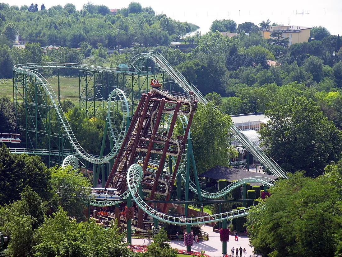 Le montagne russe Magic Mountain e Sequoia Adventure viste dall'alto, dentro il parco di Gardaland