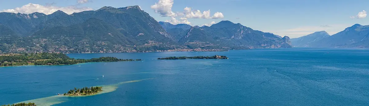 Il basso Lago di Garda con l'Isola del Garda e le montagne