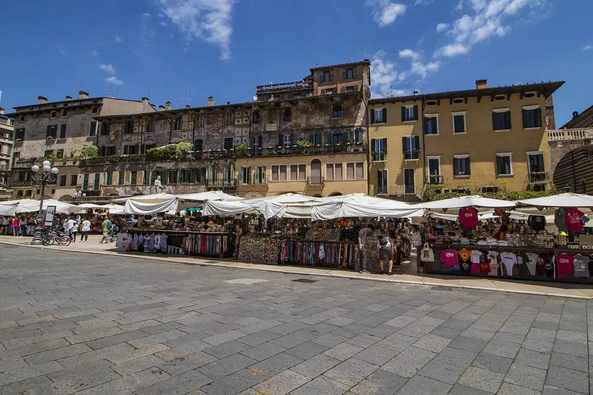 Le bancarelle del mercato in Piazza delle Erbe
