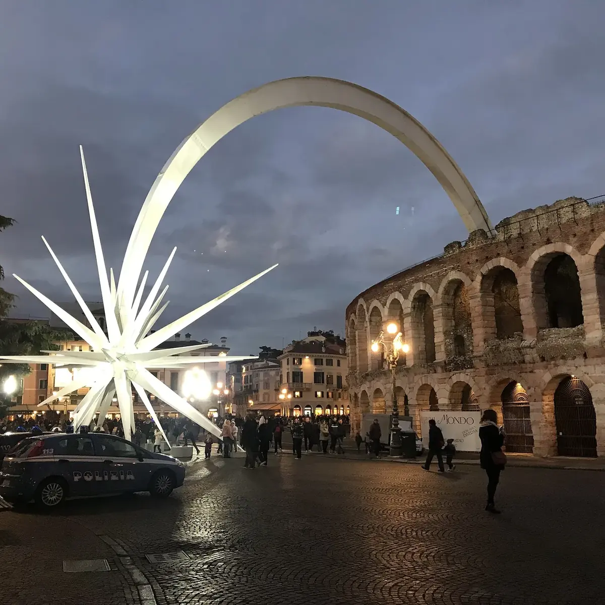 L'Arena di Verona con la grande stella cometa illuminata