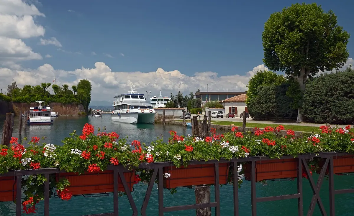 Il porto di Peschiera del Garda con i gerani