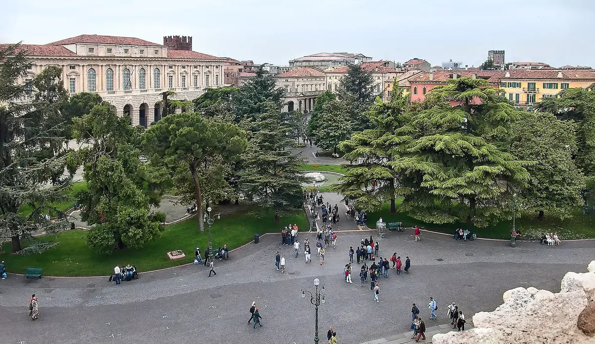 Piazza Brà vista dall'alto con i giardini centrali