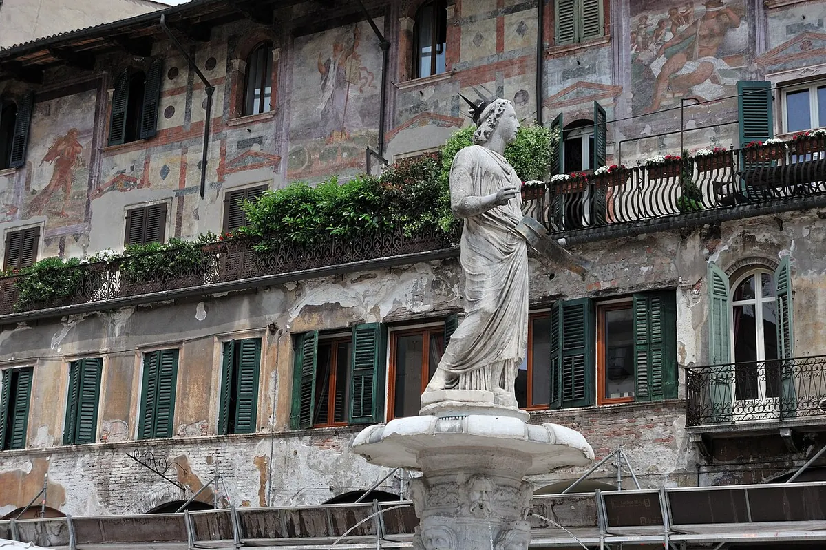 La fontana di Madonna Verona e i palazzi affrescati di Piazza delle Erbe