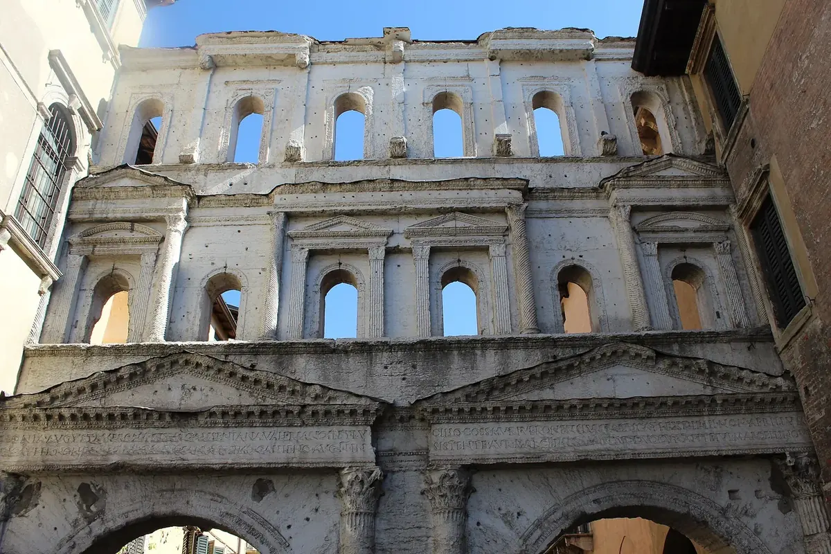 La facciata di Porta Borsari, porta romana di Verona