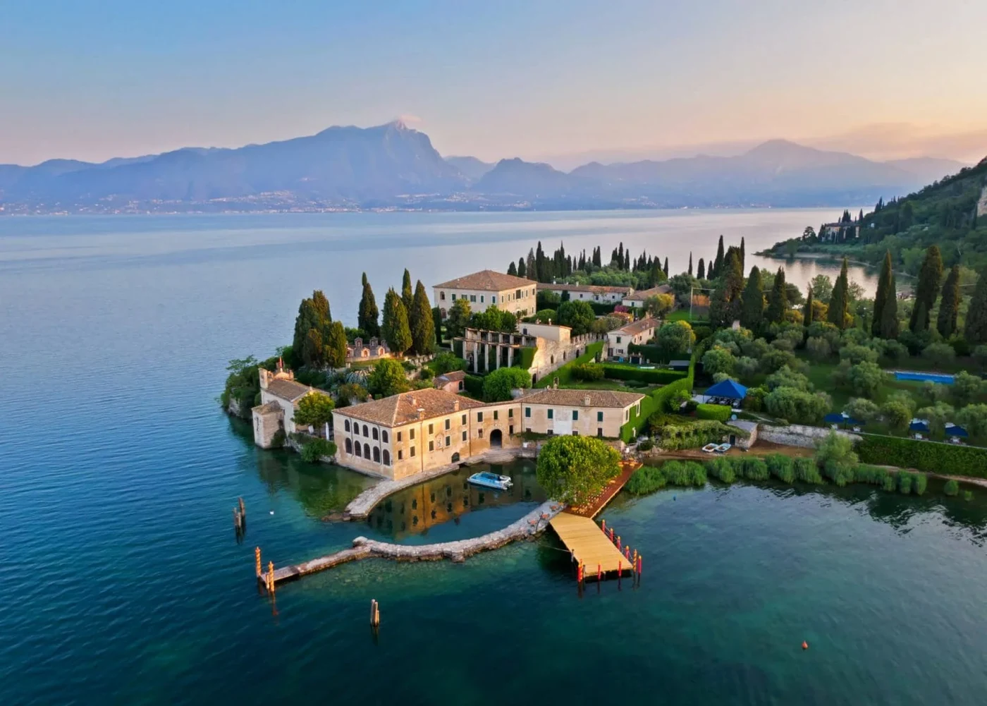 Punta San Vigilio vista dall'alto, con la villa e il porticciolo sul Lago di Garda