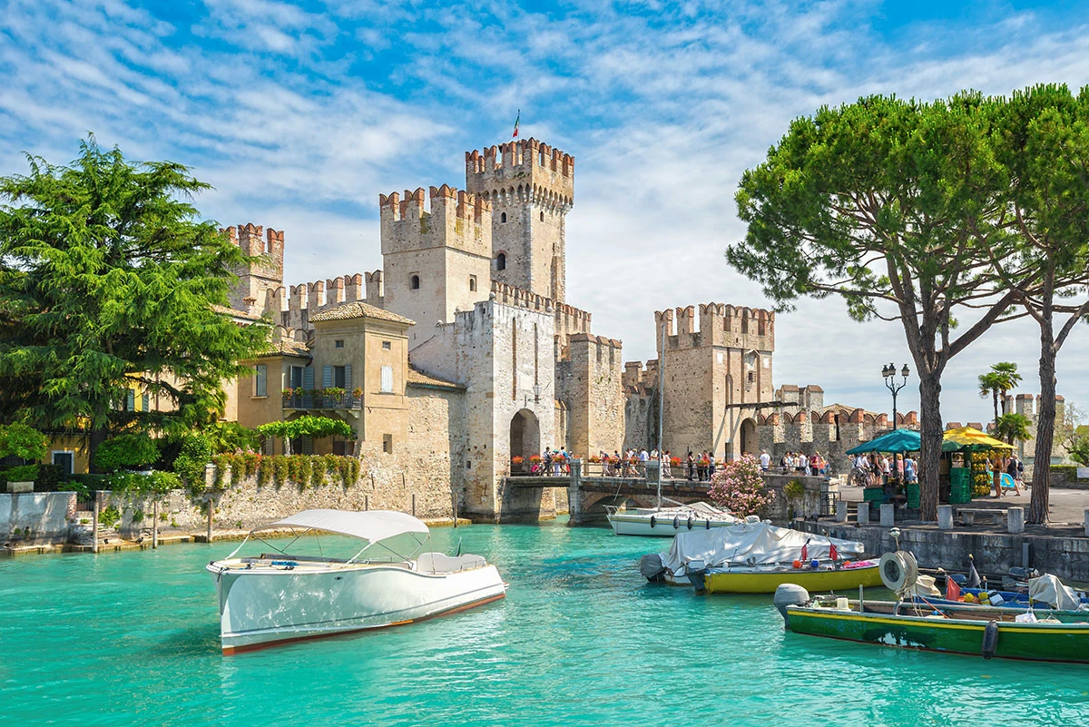 Il porto di Sirmione con l'acqua turchese e il castello scaligero