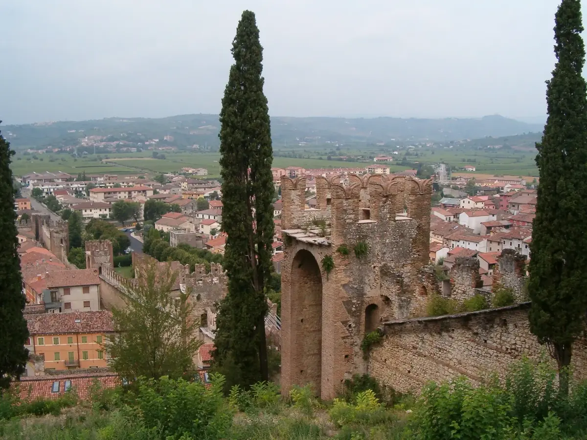 Il castello scaligero di Soave con le mura sul borgo