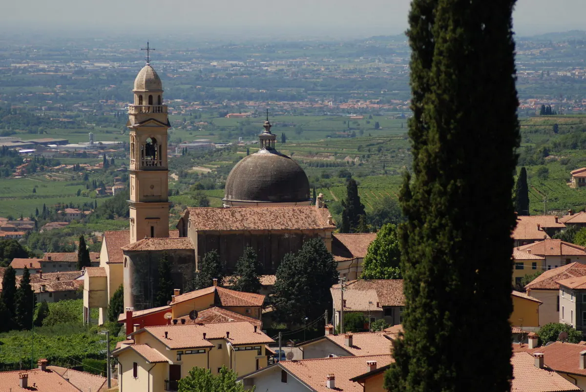 Il campanile e i tetti di Marano di Valpolicella tra le colline