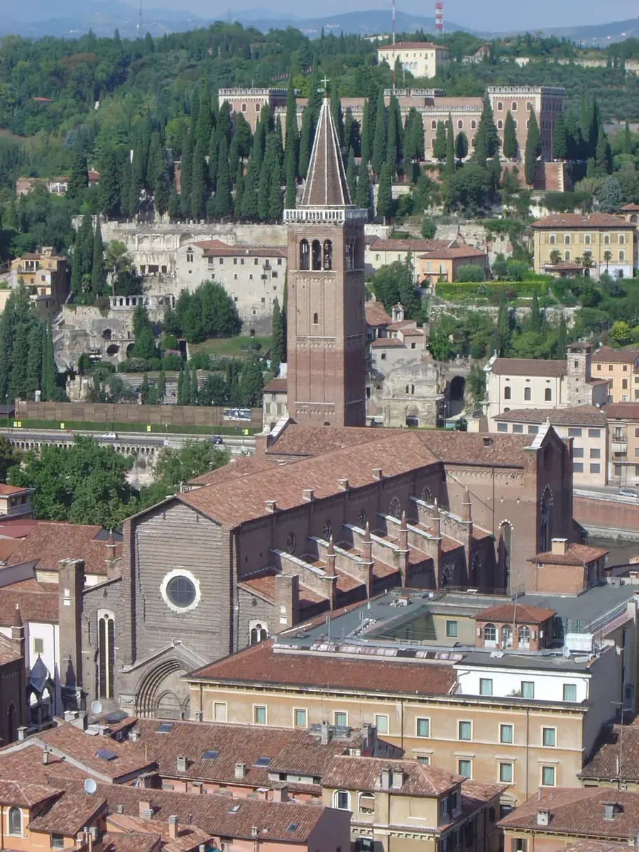 I tetti di Verona visti dall'alto con la basilica di Sant'Anastasia