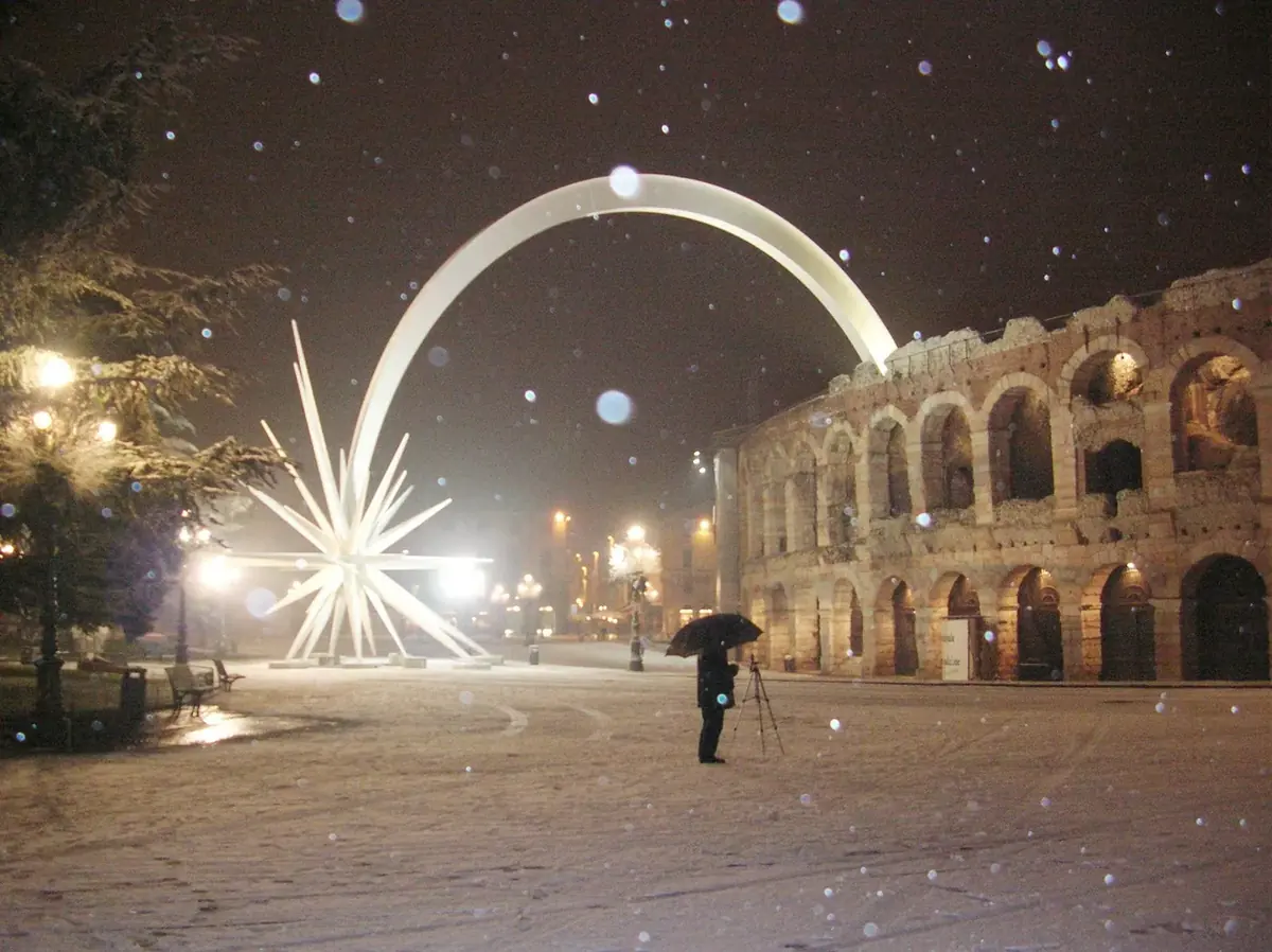 L'Arena di Verona sotto la neve con la stella cometa