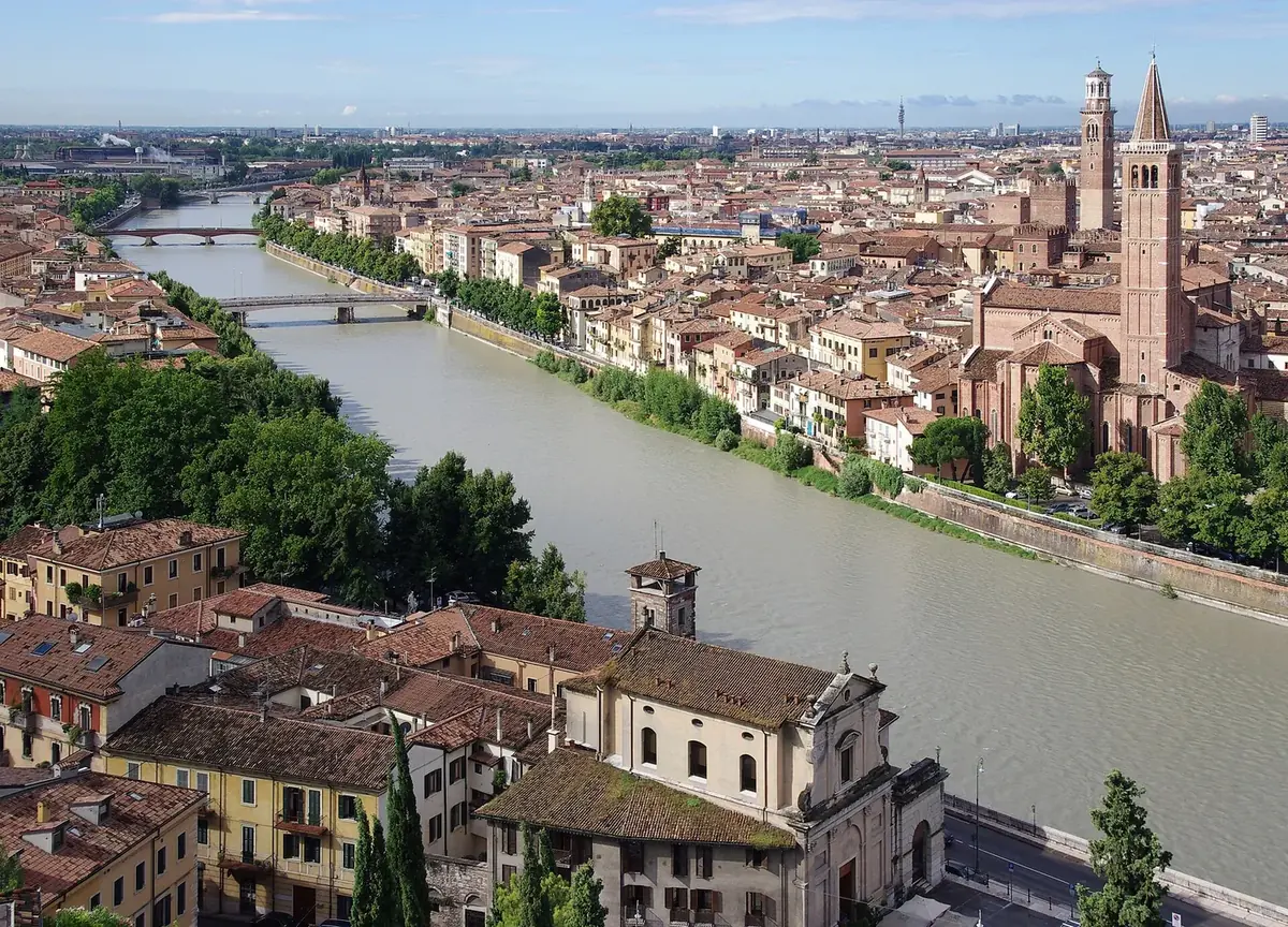 Panorama di Verona con l'Adige e i tetti del centro storico